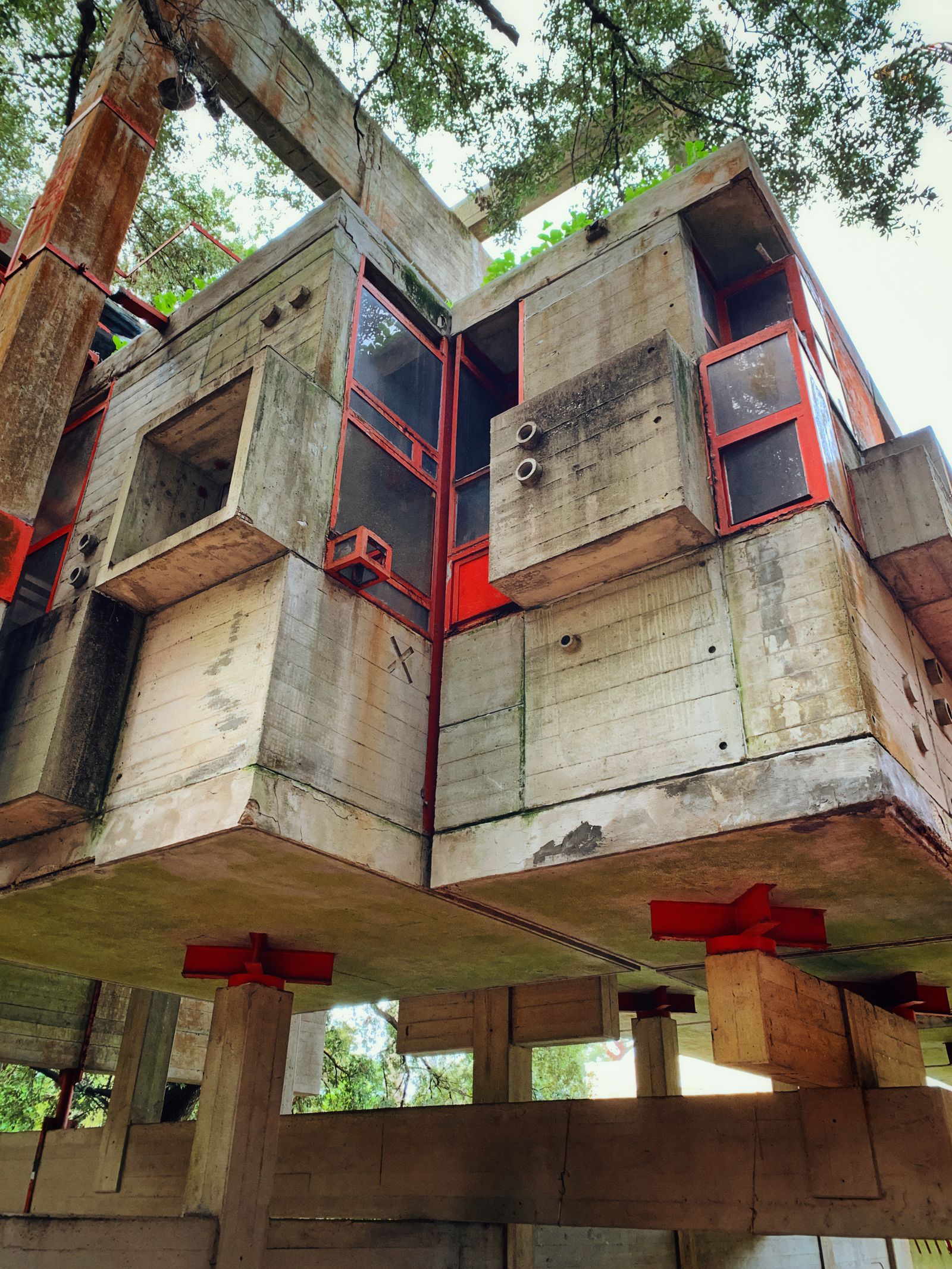 casa brutalista Casa Sperimentale a Fregene facciata colonne cemento armato