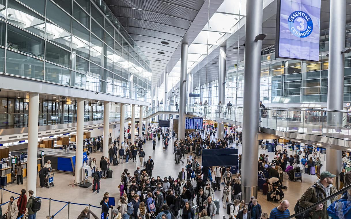 Droni su Copenaghen e Oslo, caos negli aeroporti e voli cancellati: cosa sappiamo