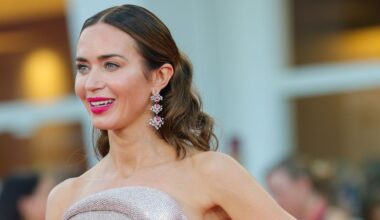 Emily Blunt sparkling al Festival di Venezia 2025: l'abito gioiello tempestato di punti luce in stile mermaidcore