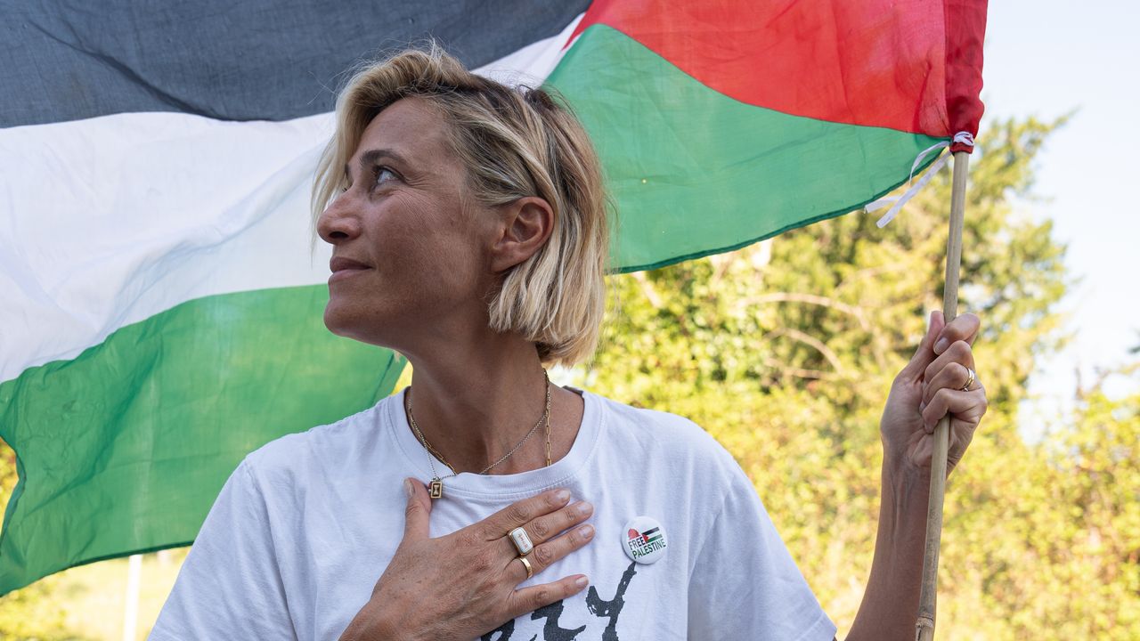Anna Foglietta fermata al Festival di Venezia 2025 insieme all'artista Laika: stava manifestando a favore della Global Sumud Flotilla per Gaza