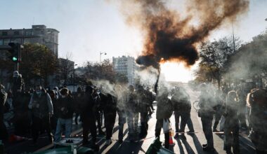 Francia, sciopero nazionale contro la manovra finanziaria: si temono sconti