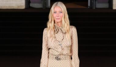Alla sfilata Gucci primavera estate 2026 Gwyneth Paltrow in monogram è la VIP, Demi Moore in gold è la Mecenate, ecco la nuova Famiglia di Demna