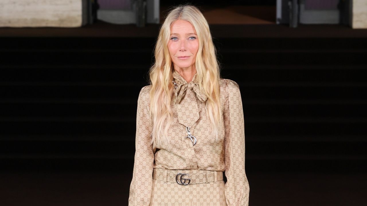 Alla sfilata Gucci primavera estate 2026 Gwyneth Paltrow in monogram è la VIP, Demi Moore in gold è la Mecenate, ecco la nuova Famiglia di Demna