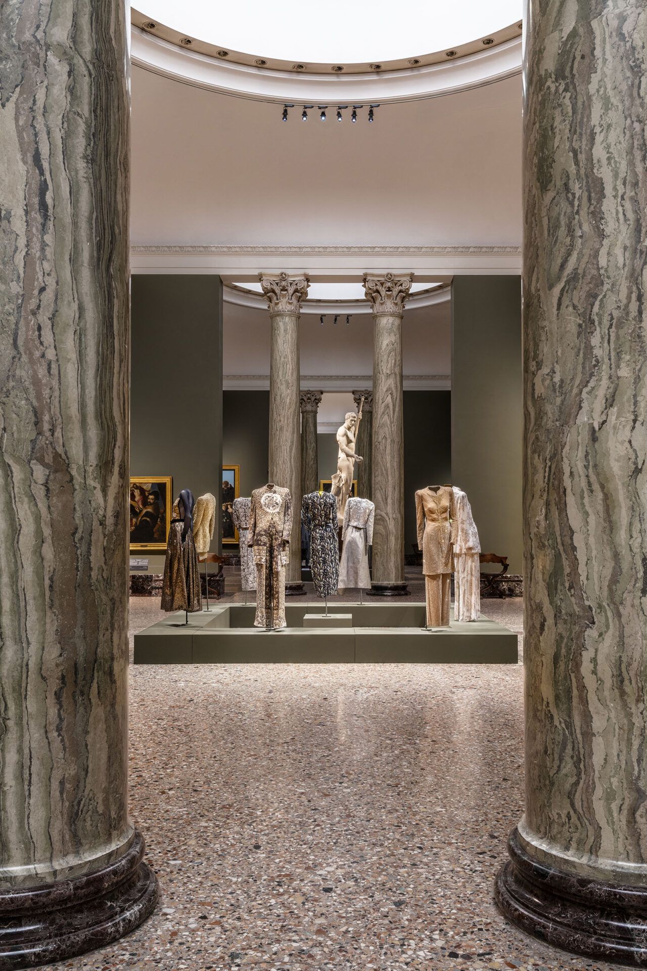 Giorgio Armani le sue creazioni in mostra alla Pinacoteca di Brera