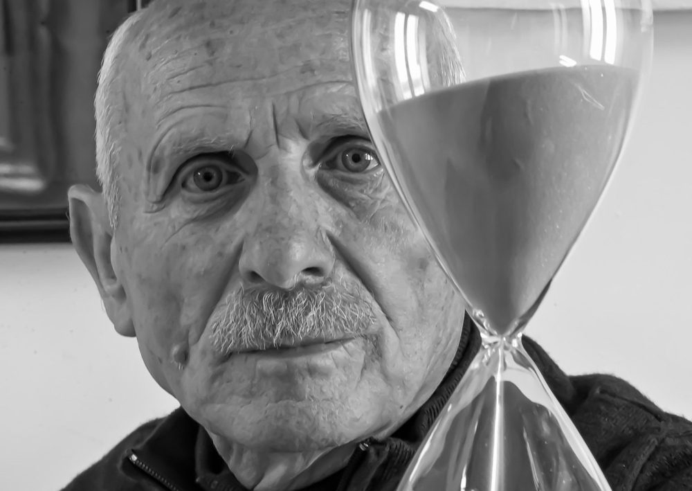 Giuseppe Leone nel suo studio, ph Peppe Biancardi, 2025