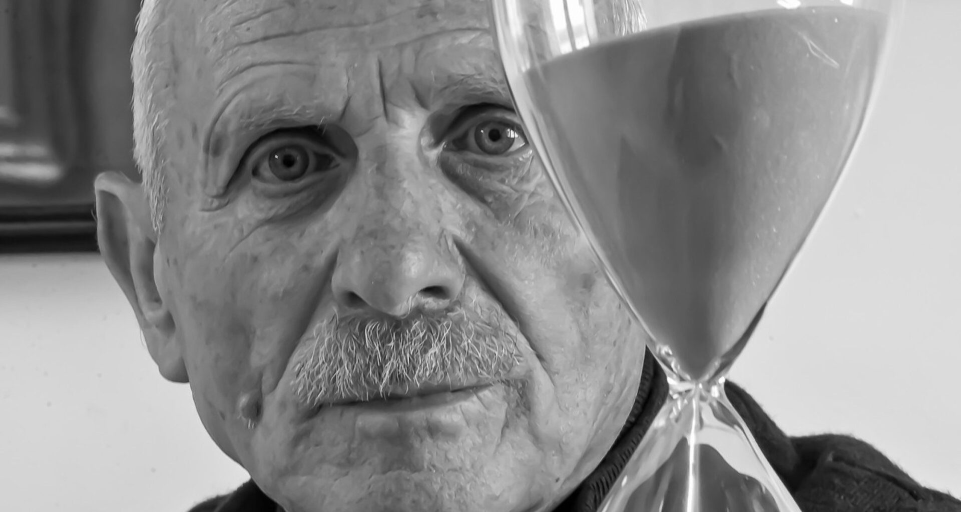 Giuseppe Leone nel suo studio, ph Peppe Biancardi, 2025