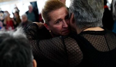 La premier danese Mitte Frederiksen in lacrime a Nuuk