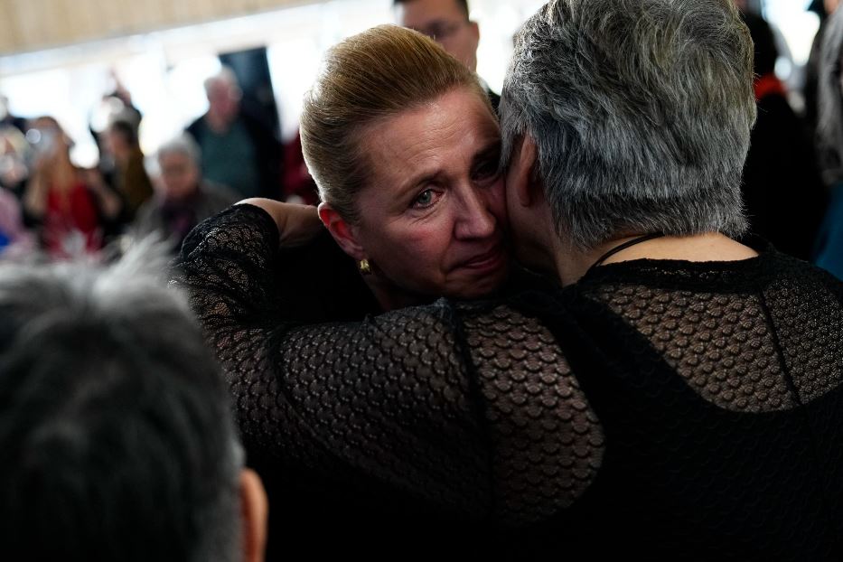 La premier danese Mitte Frederiksen in lacrime a Nuuk