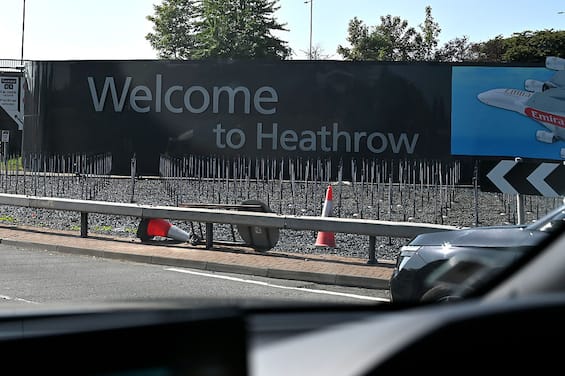 Londra, evacuato l'aeroporto di Heathrow: perdita di materiali pericolosi