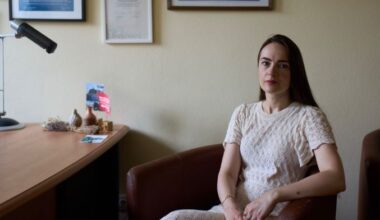 Oleksandra Matviichuk guida il “Center for Civil Liberties”, nato per proteggere i diritti umani e rafforzare la democrazia. Nel 2022 con la sua organizzazione ha ricevuto il Premio Nobel per la Pace.