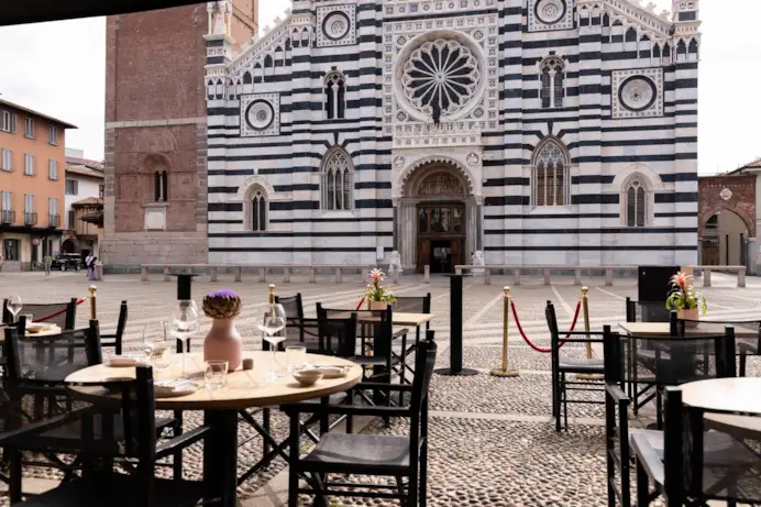 I tavolini all'aperto con vista sulla Basilica del Saint in Piazza Duomo a Monza.