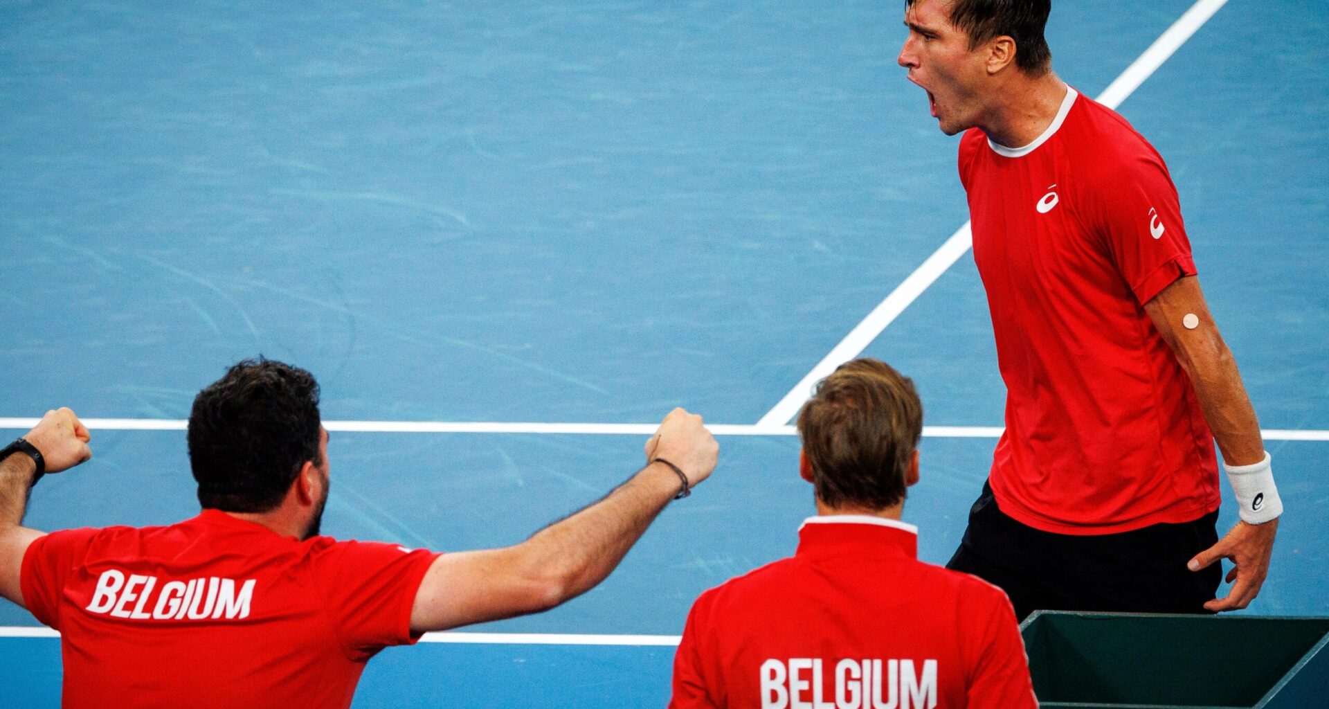 batte De Minaur tra i crampi