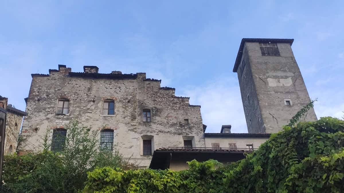 Feltre accende la torre del Castello: luce viola per la salute delle donne