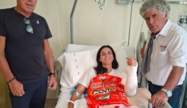 Una nuova maglia arancio alla ciclista in ospedale dopo la caduta
