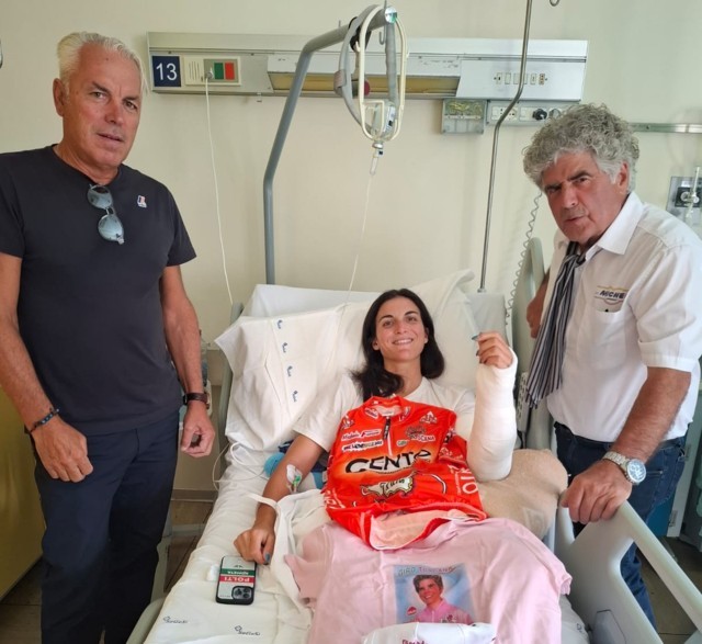 Una nuova maglia arancio alla ciclista in ospedale dopo la caduta
