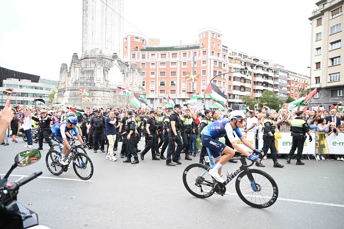 Vuelta a España 2025, intorno alla Israel-Premier Tech gli animi restano tesi: "Qualche corridore ci sostiene, altri dicono che ne dovremmo andare - Dicano quello che vogliono, noi proseguiamo fino a Madrid"