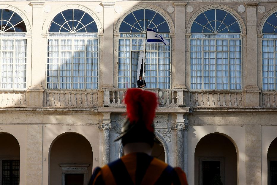 La bandiera d'Israele nel cortile di San Damaso in Vaticano