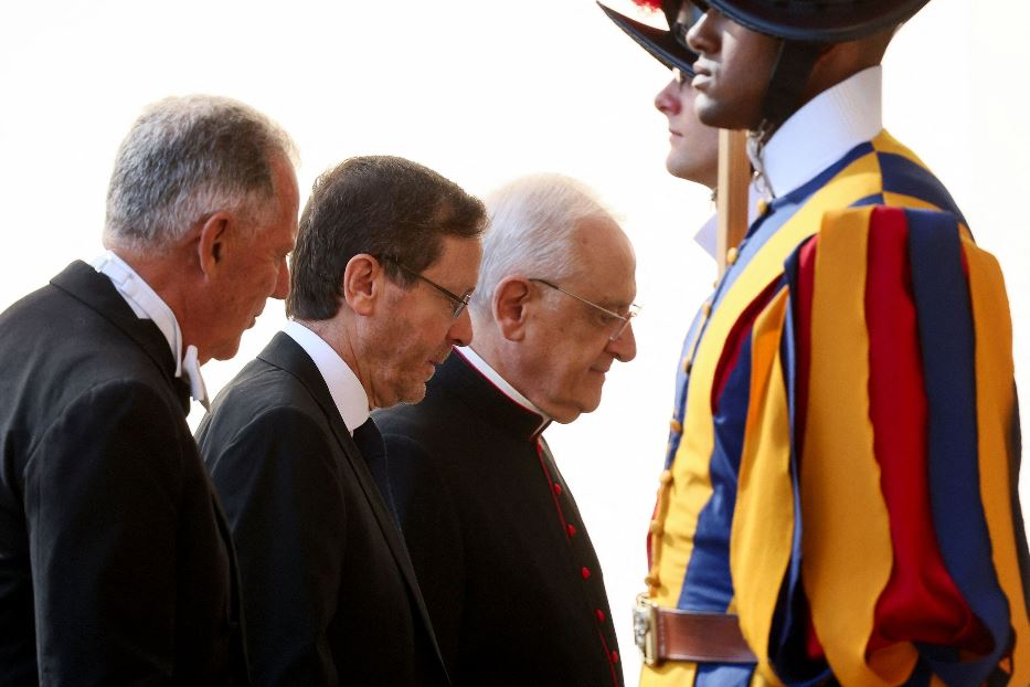 Il presidente israeliano Isaac Herzog in Vaticano con monsignor Leonardo Sapienza