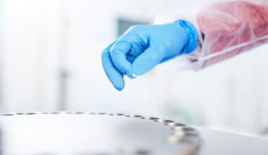 I manifestanti cercano di salvare la scorta belga di contraccettivi USAID del valore di 10 milioni di dollari