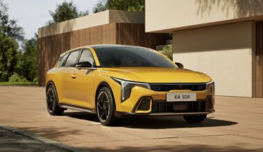 Nuova Kia K4 2026, l'hatchback a metà strada tra compatta e berlina