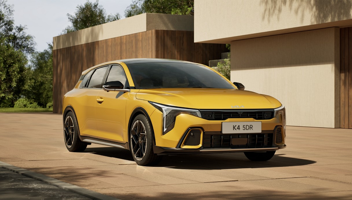 Nuova Kia K4 2026, l'hatchback a metà strada tra compatta e berlina