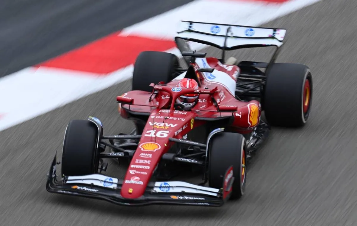 F1 | La Ferrari va dal Papa: regalato un volante usato da Leclerc