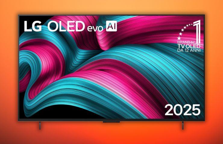 smart tv oled LG evo AI su sfondo arancione