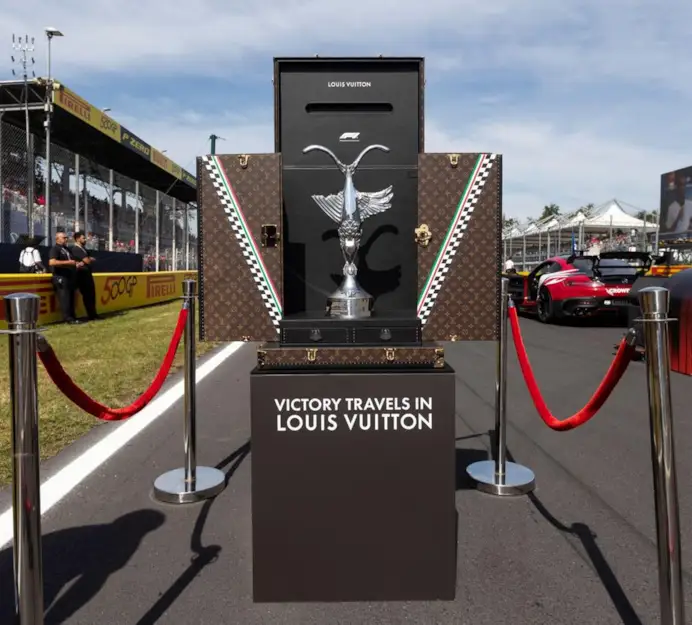 Il trofeo del Gran premio di Monza nel baule Louis Vuitton (ph Alessandro Garofalo, courtesy Lvmh)