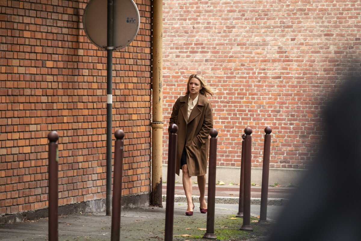 “La doppia vita di Madeleine Collins”: stasera in tv un thriller tra bugie e identità - Amica.it