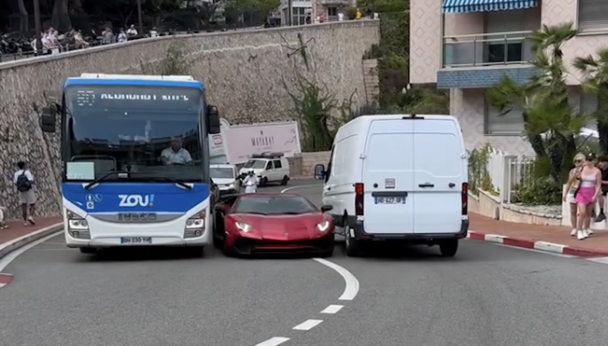 Sorpasso azzardato per una Lamborghini a Monaco: incidente sfiorato
