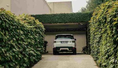 Una Land Rover parcheggiata