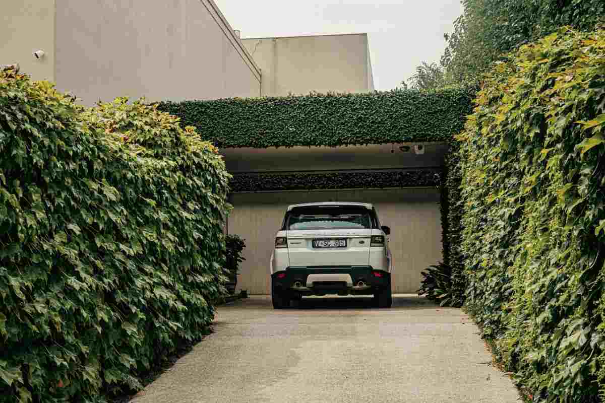Una Land Rover parcheggiata
