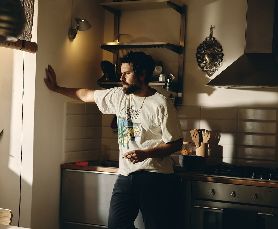 Nuova musica per Tommaso Paradiso con il singolo "Lasciamene un po'"