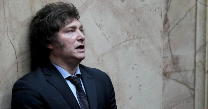 Argentina. La motosega taglia un braccio a Milei