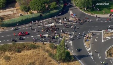 Vuelta a España 2025, ancora proteste: manifestanti si siedono in strada e provano a bloccare la corsa
