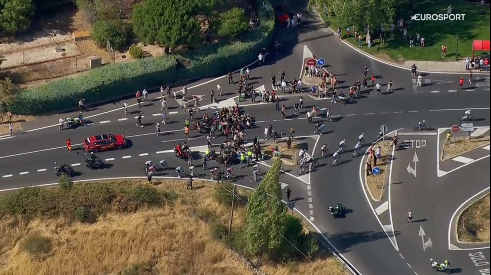 Vuelta a España 2025, ancora proteste: manifestanti si siedono in strada e provano a bloccare la corsa