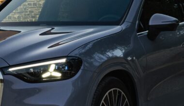 Mercedes GLC, il SUV che domina le vendite entra nell’era elettrica