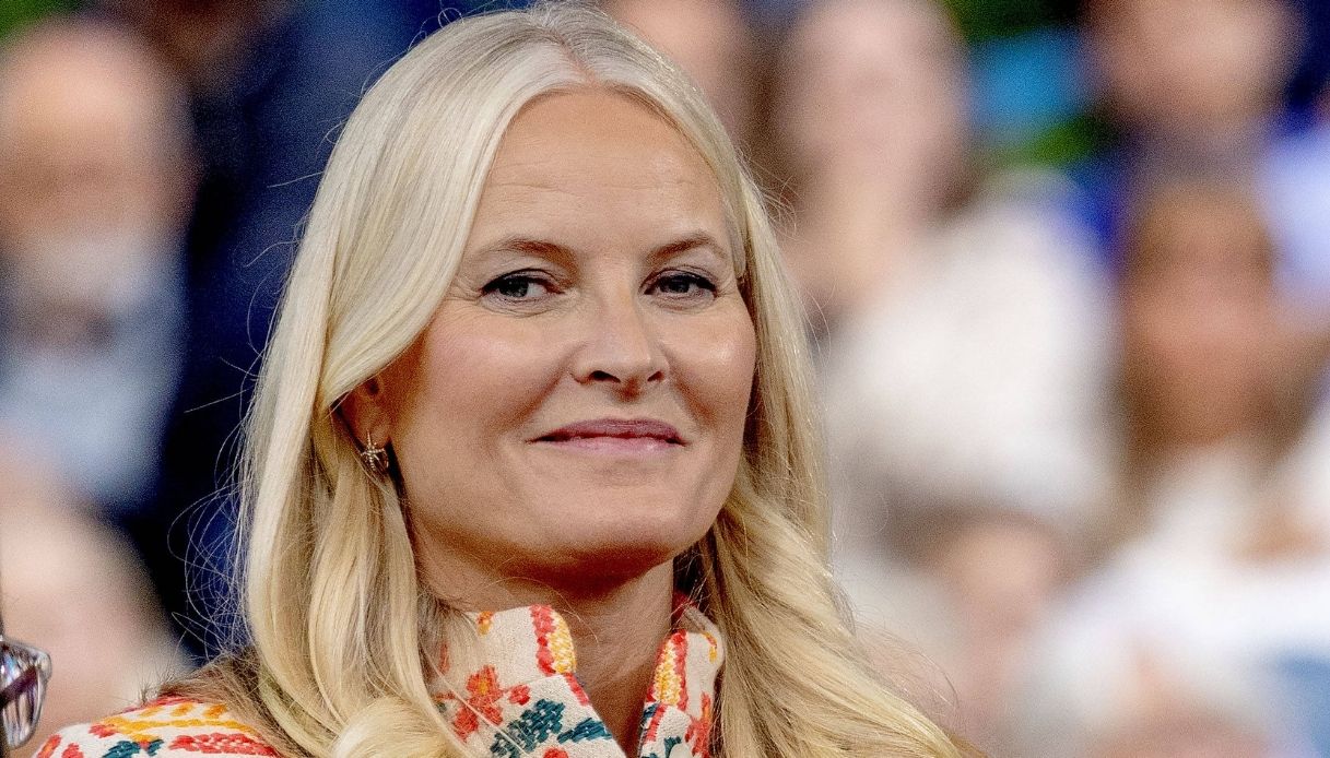 Mette-Marit di Norvegia cancella il viaggio negli USA: la sua salute preoccupa