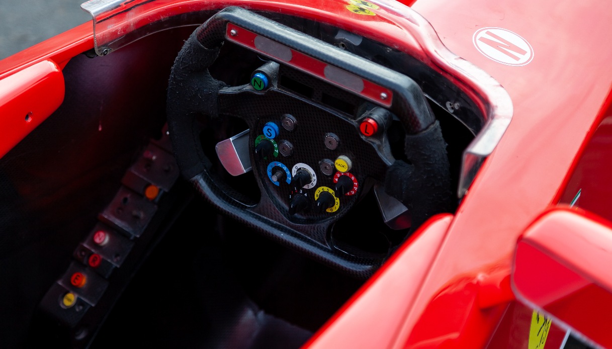 arrestato il pilota al volante di una Ferrari fake