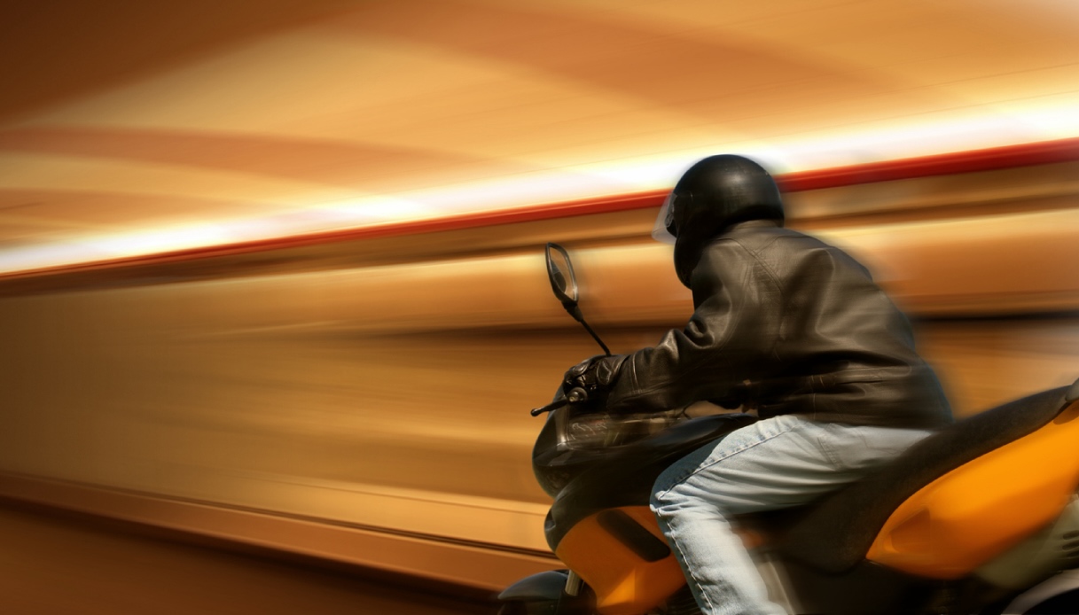 motociclista denunciato per 47 sorpassi proibiti