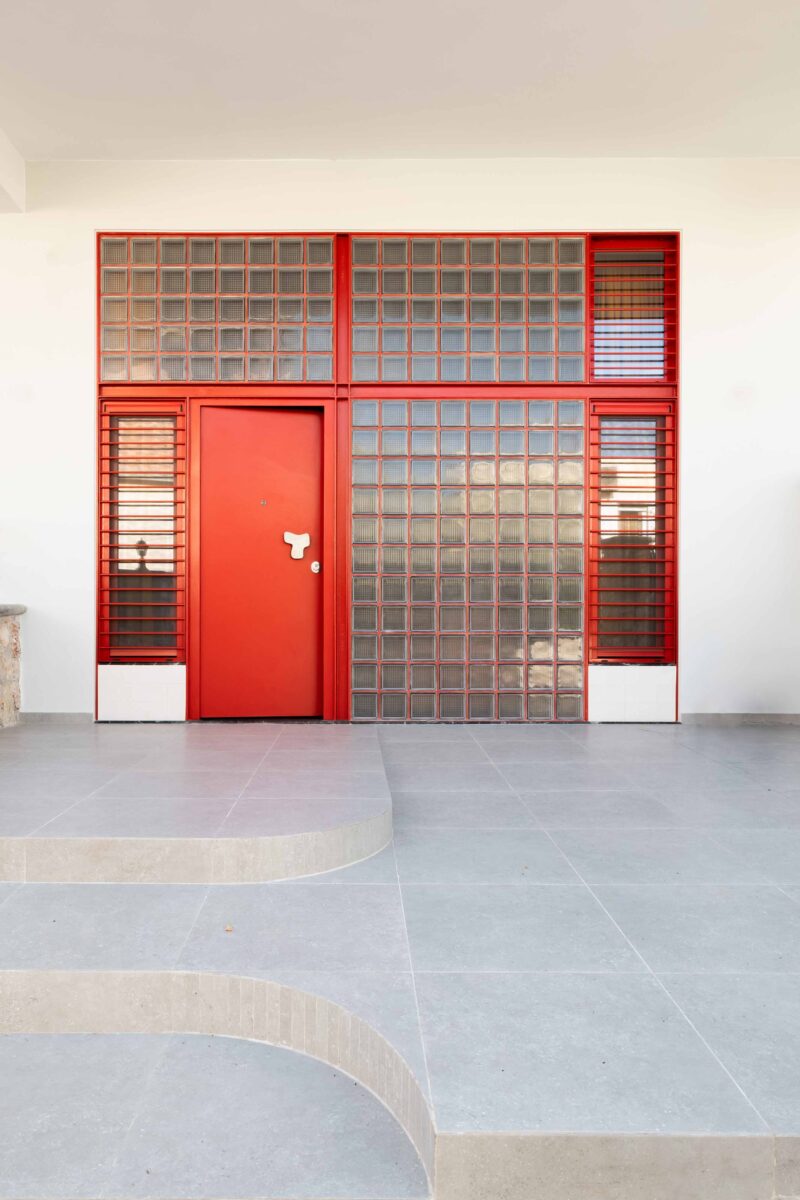 Un’ex officina meccanica diventa un loft coloratissimo