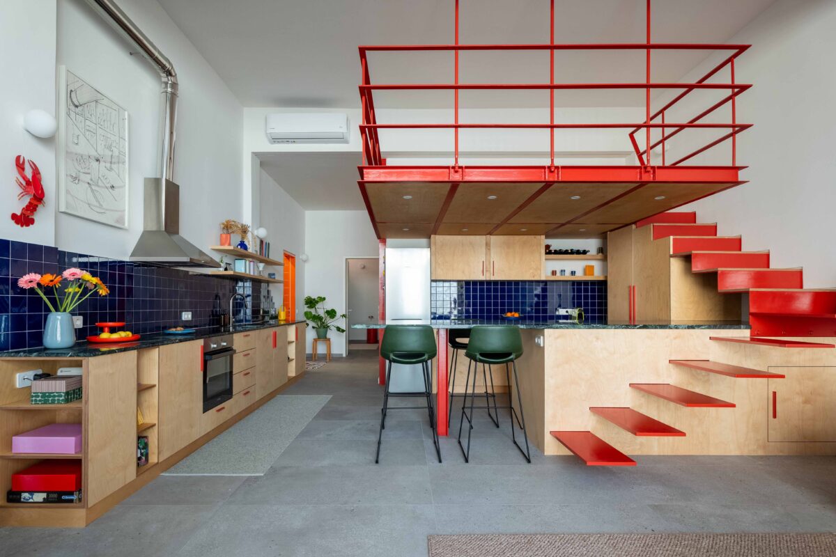 Un’ex officina meccanica diventa un loft coloratissimo