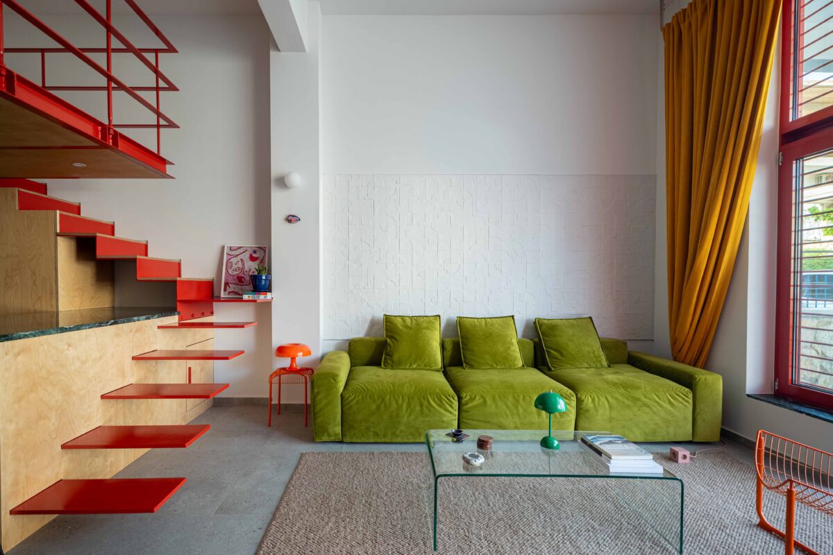 Un’ex officina meccanica diventa un loft coloratissimo