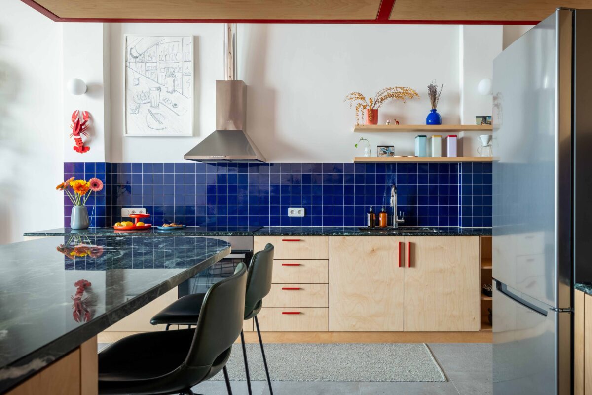 Un’ex officina meccanica diventa un loft coloratissimo