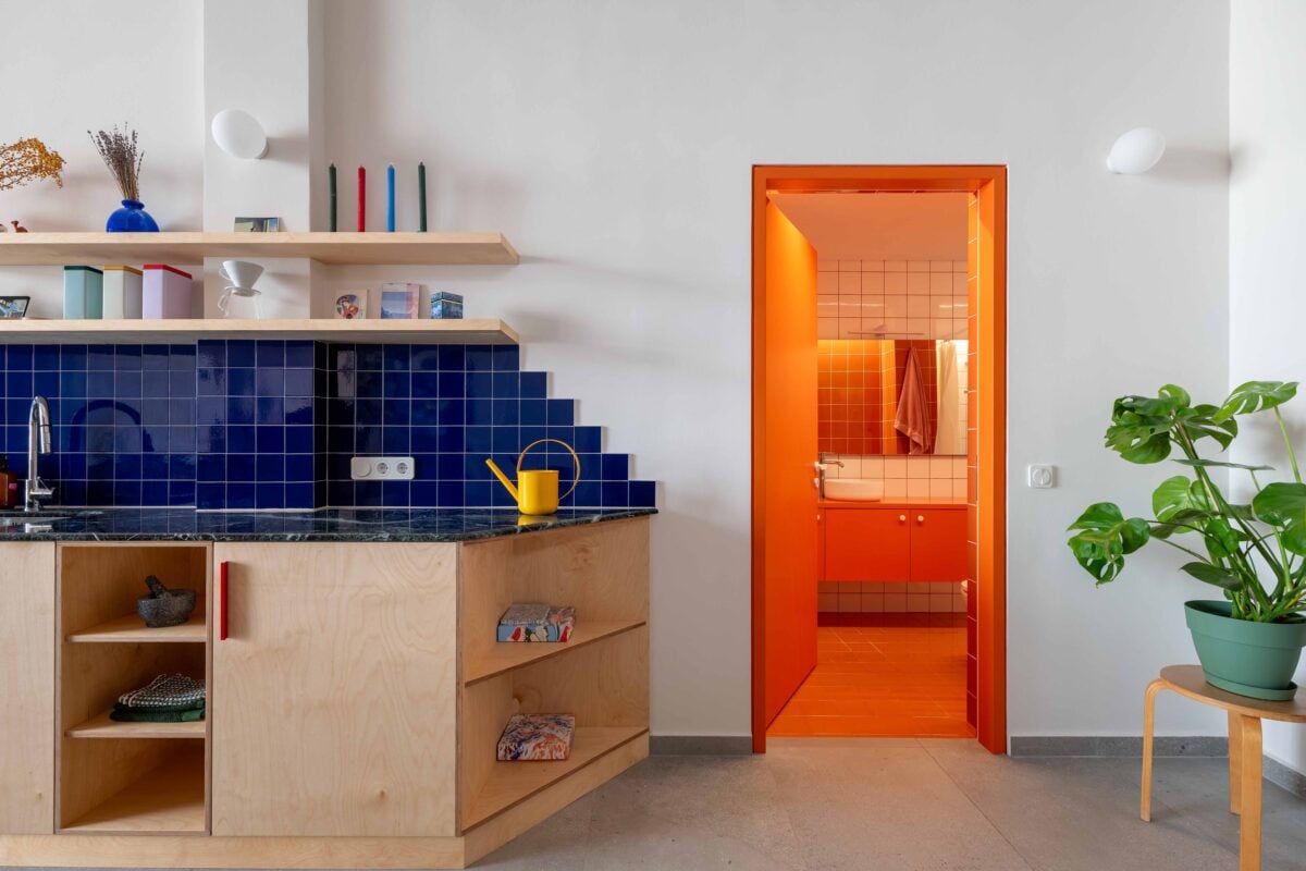 Un’ex officina meccanica diventa un loft coloratissimo