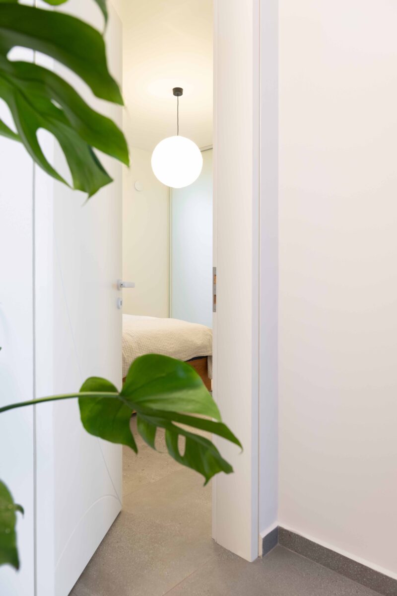 Un’ex officina meccanica diventa un loft coloratissimo