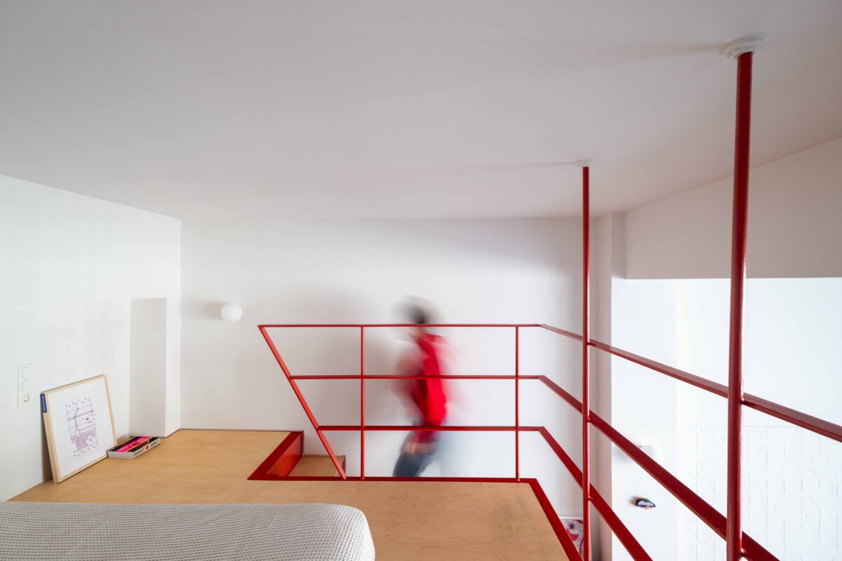 Un’ex officina meccanica diventa un loft coloratissimo