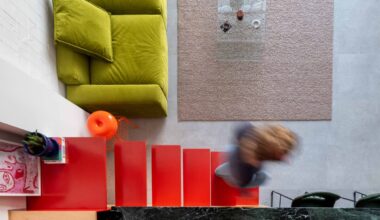 Un’ex officina meccanica diventa un loft coloratissimo