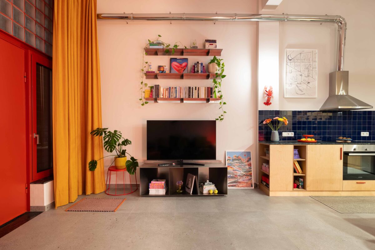 Un’ex officina meccanica diventa un loft coloratissimo