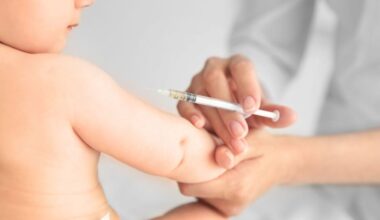 neonato riceve puntura vaccinale
